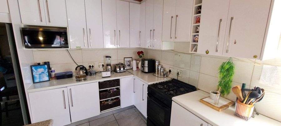 4 Bedroom Property for Sale in Sunbird Park Western Cape